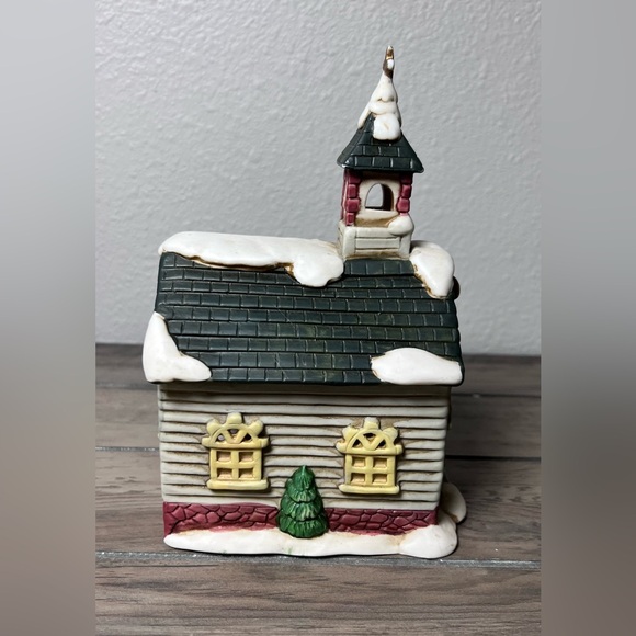 Vintage Grandeur Noel Lighted Christmas Village Church & 1992 CBK LTD  Church - Picture 4 of 10